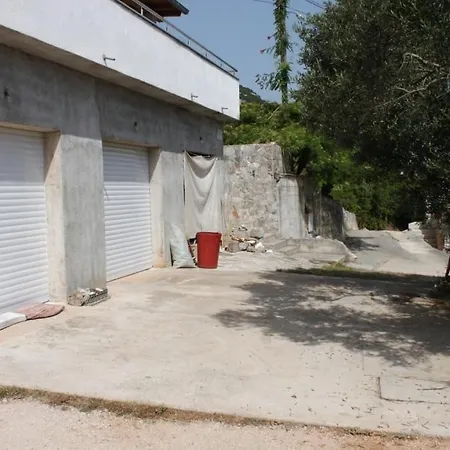 Twin Luka 8132e Guest house