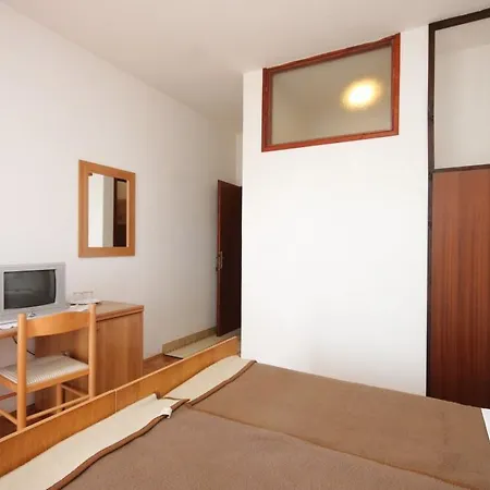 Twin Luka 8132e Guest house